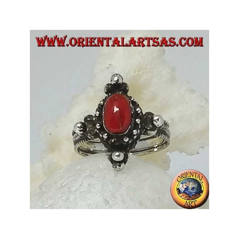 Anello in argento con corallo ovale naturale su montatura tibetana con palline sui punti cardinali