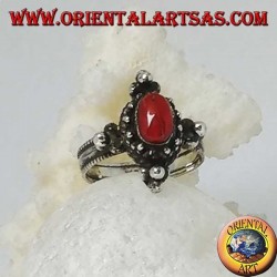 Anillo de plata con coral ovalado natural en un entorno tibetano con bolas en los puntos cardinales