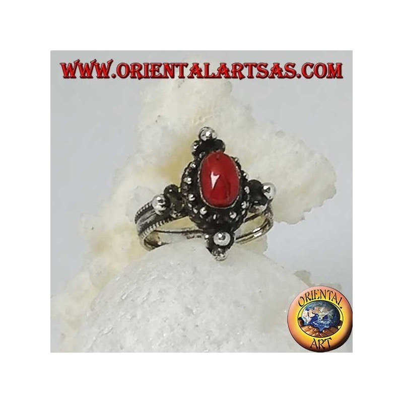 Bague en argent avec corail ovale naturel sur monture tibétaine avec boules aux points cardinaux
