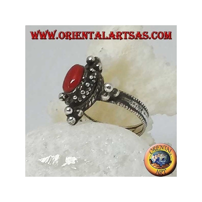 Bague en argent avec corail ovale naturel sur monture tibétaine avec boules aux points cardinaux