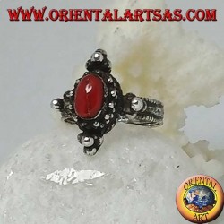 Anillo de plata con coral ovalado natural en un entorno tibetano con bolas en los puntos cardinales