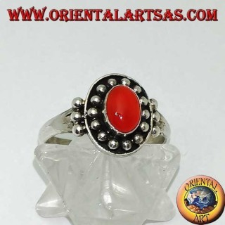 Bague en cornaline en argent avec cabochon ovale sur une couronne de boule en haut-relief