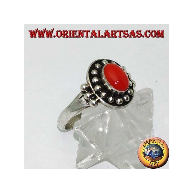 Anillo de plata cornalina cabujón oval en una corona de bola de alto relieve