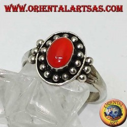 Anillo de plata cornalina cabujón oval en una corona de bola de alto relieve