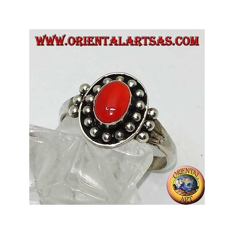 Bague en cornaline en argent avec cabochon ovale sur une couronne de boule en haut-relief