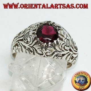 Bague en argent avec grenat naturel rond sur un cadre à décor floral ajouré