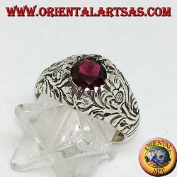 Silberring mit rundem Naturgranat auf Rahmen mit durchbrochener Blumendekoration