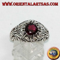 Anillo de plata con granate natural redondo en un marco con decoración floral calada