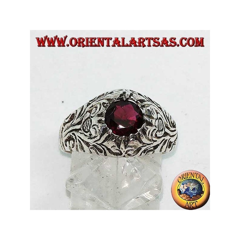 Anello in argento con granato naturale tondo su montatura con decoro floreale traforata