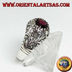 Anillo de plata con granate natural redondo en un marco con decoración floral calada