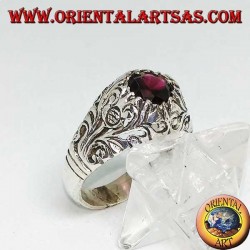 Silberring mit rundem Naturgranat auf Rahmen mit durchbrochener Blumendekoration