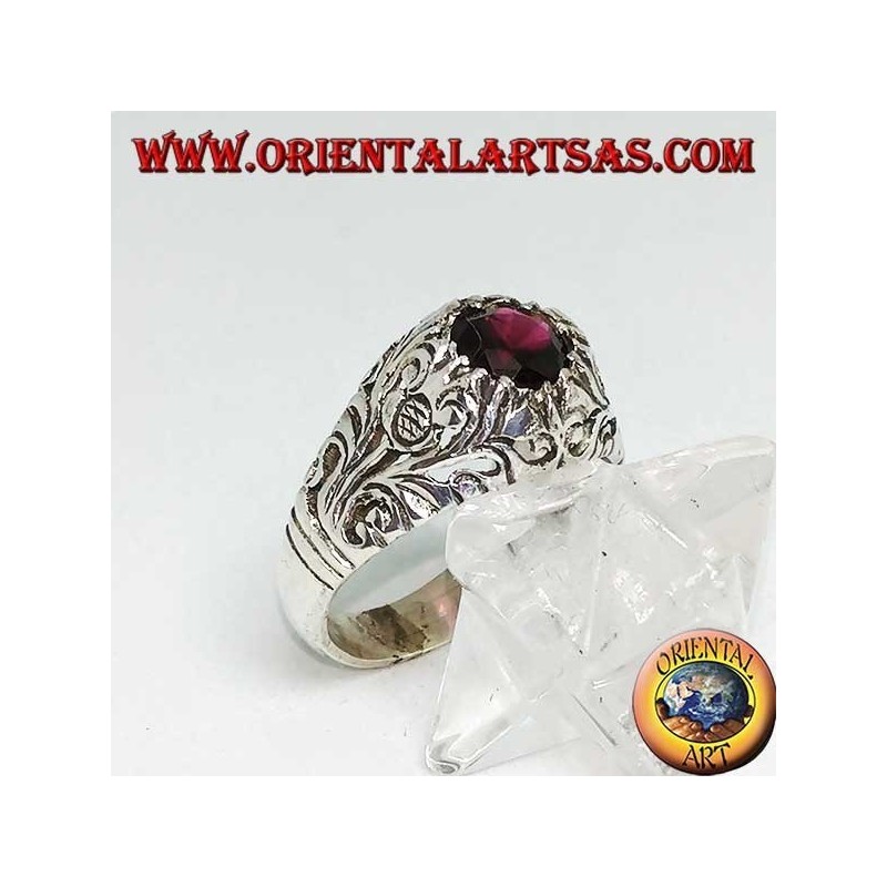 Bague en argent avec grenat naturel rond sur un cadre à décor floral ajouré