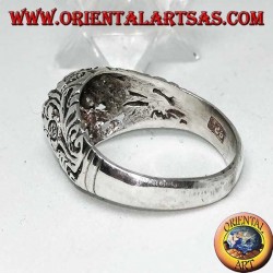 Anillo de plata con granate natural redondo en un marco con decoración floral calada