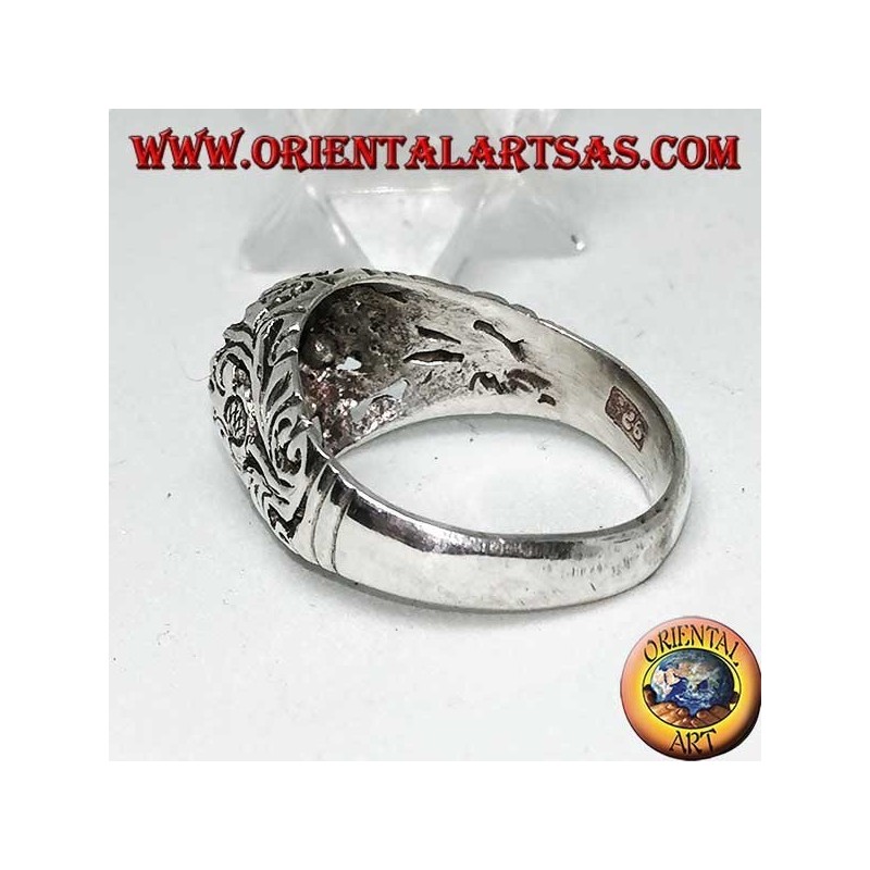Bague en argent avec grenat naturel rond sur un cadre à décor floral ajouré