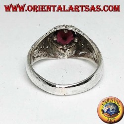 Anillo de plata con granate natural redondo en un marco con decoración floral calada
