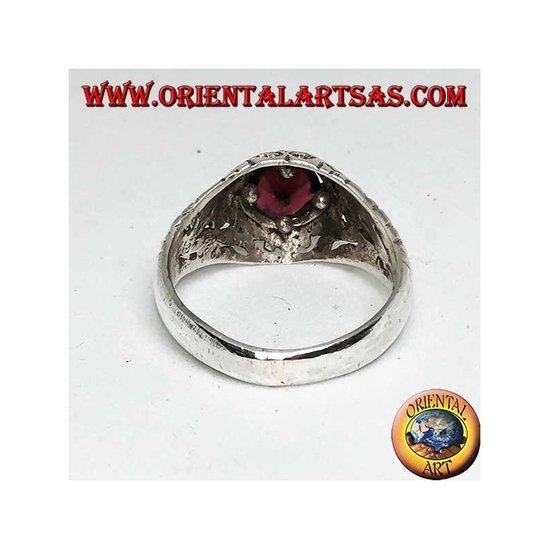 Anello in argento con granato naturale tondo su montatura con decoro floreale traforata