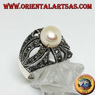 Bague en argent avec perle naturelle sertie sur une monture croisée ajourée parsemée de marcassite