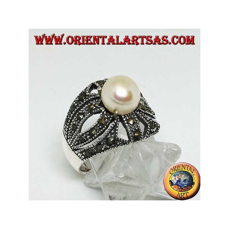 Silberring mit natürlicher Perle auf einem durchbrochenen Kreuzrahmen mit Markasit besetzt