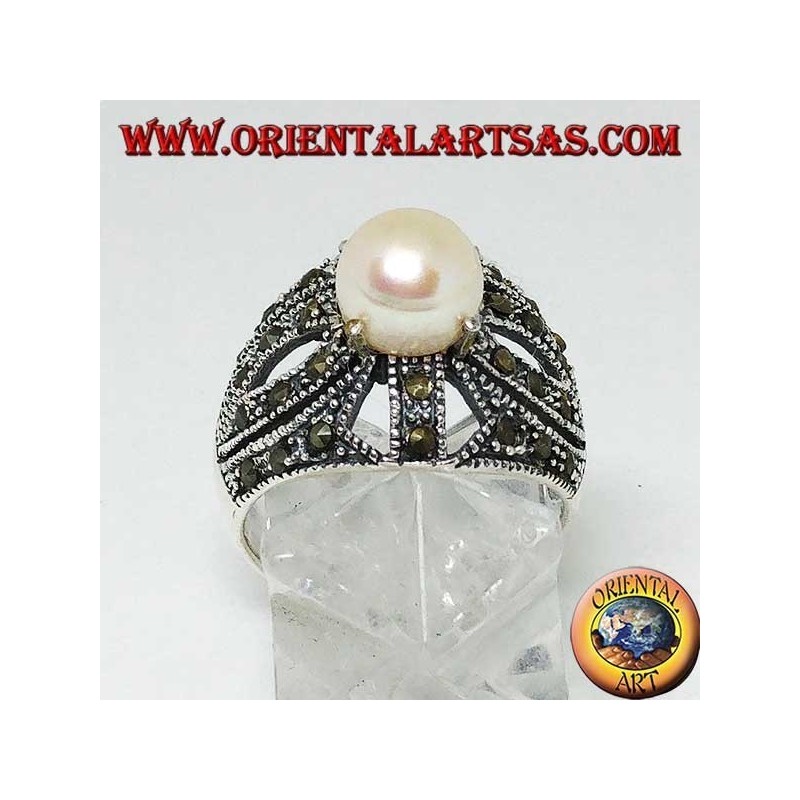 Bague en argent avec perle naturelle sertie sur une monture croisée ajourée parsemée de marcassite