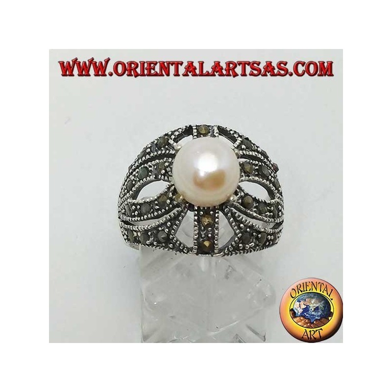 Anello in argento con perla naturale incastonata su montatura traforata a croce tempestata di marcassite