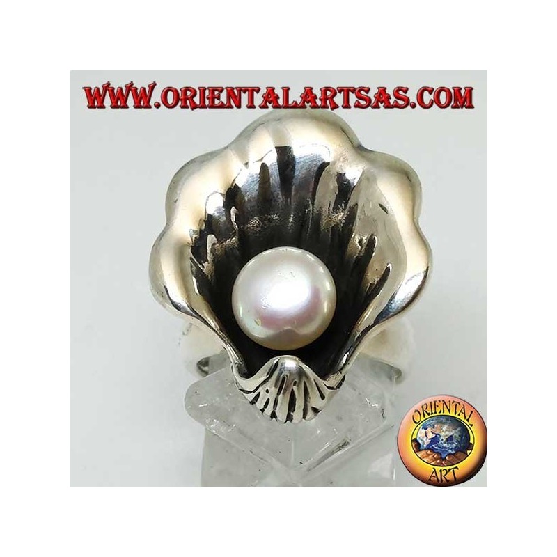 Anillo de plata con perla natural en el abrigo de ostras
