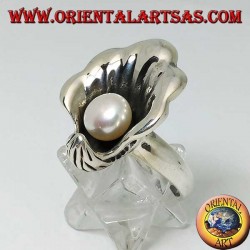 Anillo de plata con perla natural en el abrigo de ostras