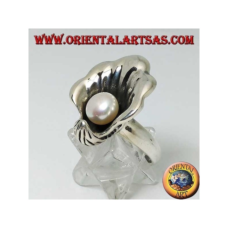 Anello in argento con perla naturale nel mantello dell'ostrica