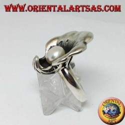 Anillo de plata con perla natural en el abrigo de ostras