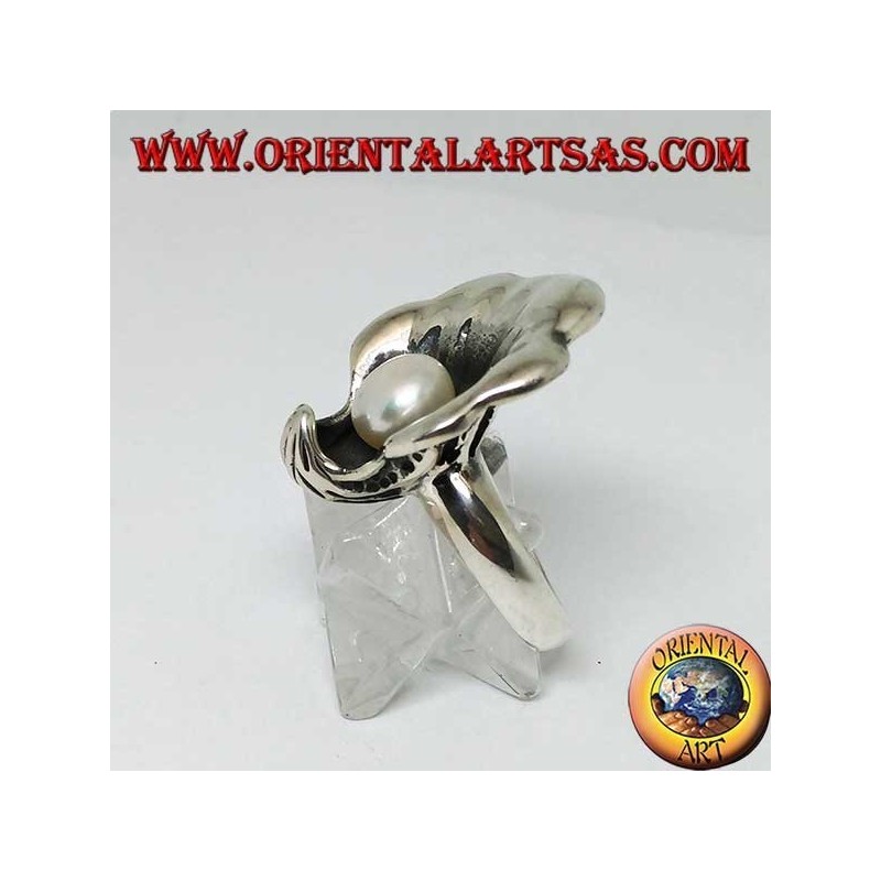 Anello in argento con perla naturale nel mantello dell'ostrica
