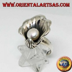 Anillo de plata con perla natural en el abrigo de ostras