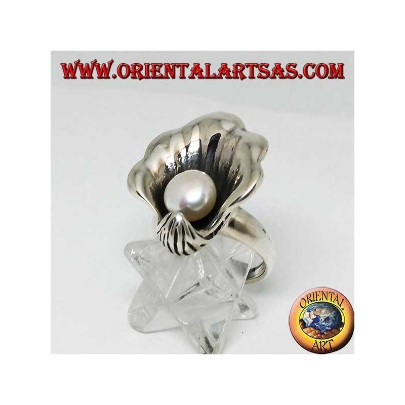 Anillo de plata con perla natural en el abrigo de ostras