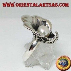 Anillo de plata con perla natural en el abrigo de ostras