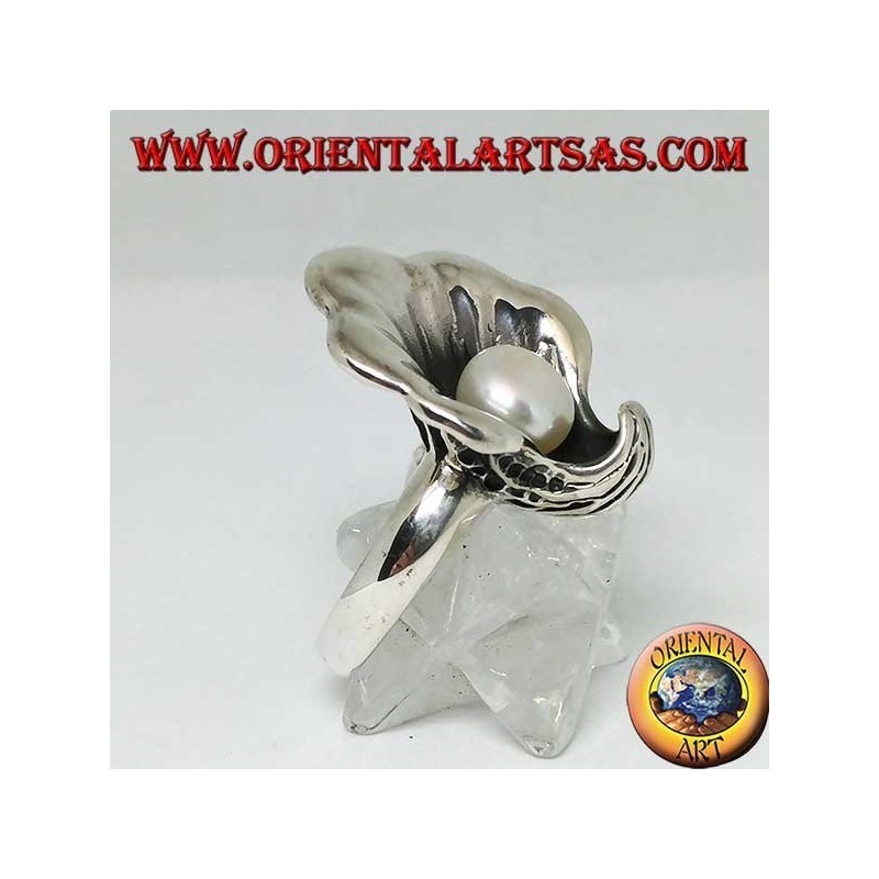 Anillo de plata con perla natural en el abrigo de ostras
