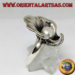 Anillo de plata con perla natural en el abrigo de ostras