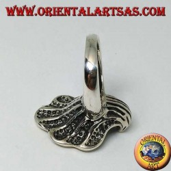 Anillo de plata con perla natural en el abrigo de ostras