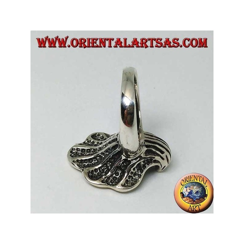 Bague en argent avec perle naturelle dans le manteau d'huître