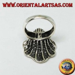 Anillo de plata con perla natural en el abrigo de ostras