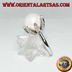 Bague en argent avec une perle naturelle géante sertie dans les pétales d'une fleur