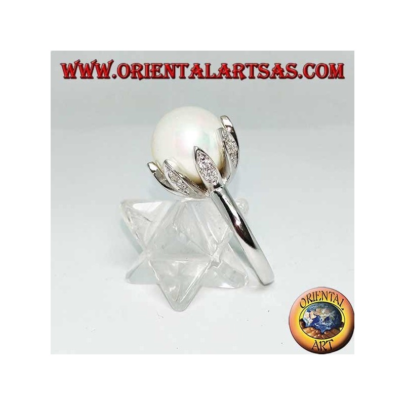 Anello in argento con perla naturale gigante incastonata nei petali di un fiore