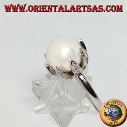 Anillo de plata con perla natural gigante engastada en los pétalos de una flor.