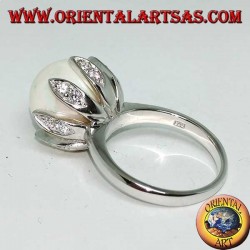 Anillo de plata con perla natural gigante engastada en los pétalos de una flor.
