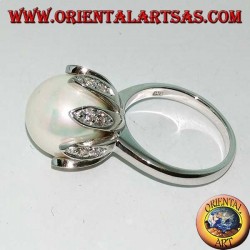 Bague en argent avec une perle naturelle géante sertie dans les pétales d'une fleur