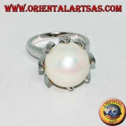 Bague en argent avec une perle naturelle géante sertie dans les pétales d'une fleur