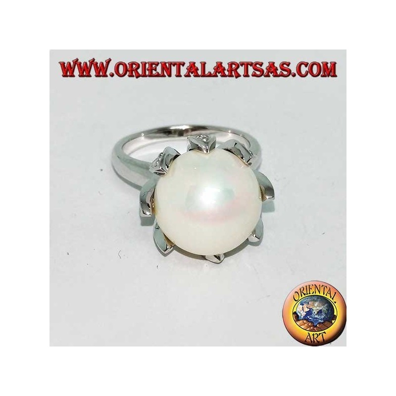 Anillo de plata con perla natural gigante engastada en los pétalos de una flor.