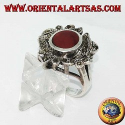 Anillo de plata con cornalina ovalada rodeada de hojas tachonadas de marcasita