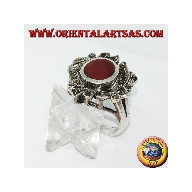 Bague en argent avec cornaline ovale entourée de feuilles cloutées de marcassite