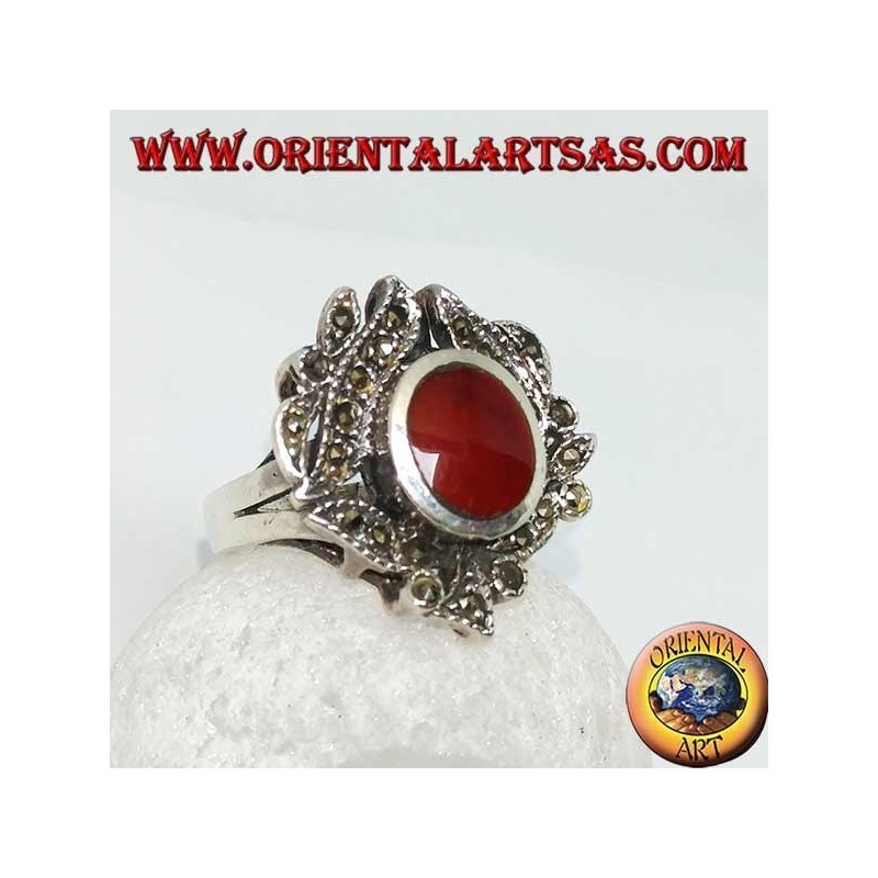 Bague en argent avec cornaline ovale entourée de feuilles cloutées de marcassite