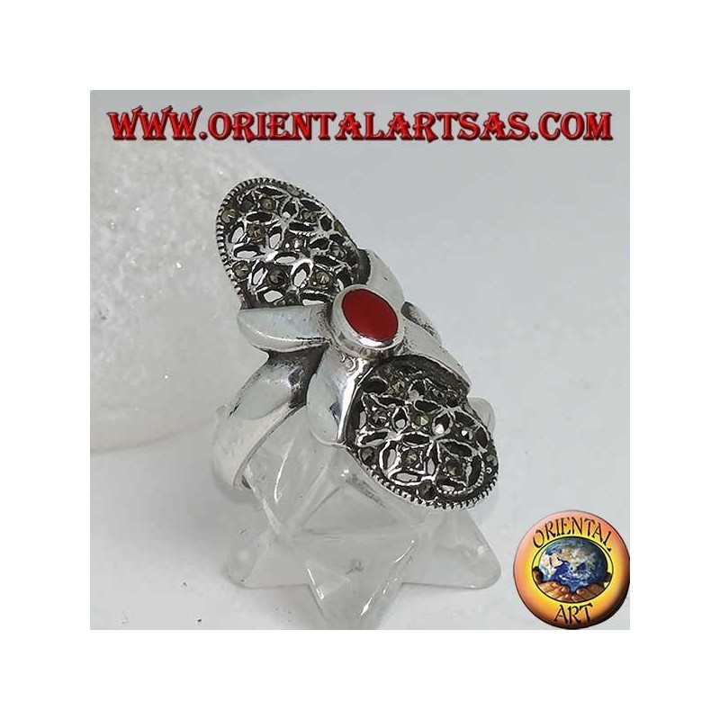 Bague en argent avec croix lisse en cornaline ovale et toile perforée ovale parsemée de marcassites