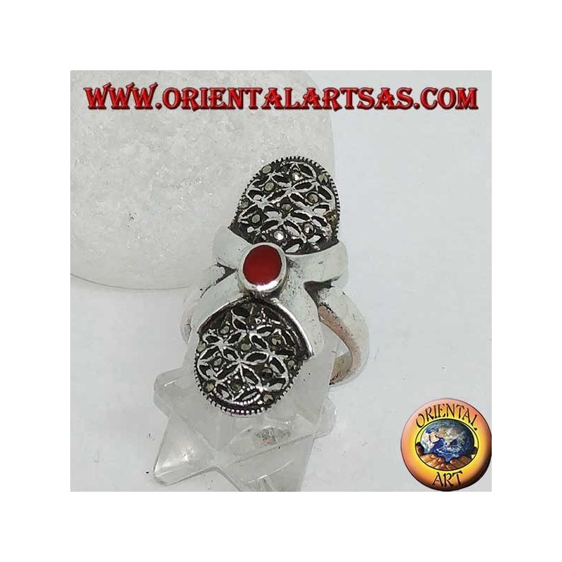 Bague en argent avec croix lisse en cornaline ovale et toile perforée ovale parsemée de marcassites
