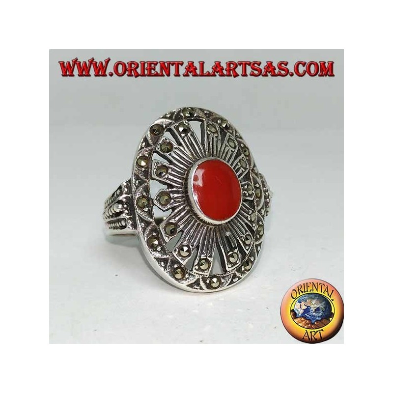 Bague en argent avec cornaline ovale sur un sertissage en marcassite